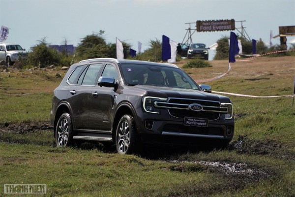 SUV 7 chỗ: Ford Everest sụt giảm vẫn bán gần gấp đôi Toyota Fortuner