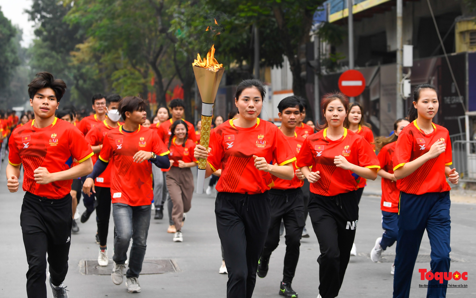 Ngọn lửa SEA Games 32 diễu hành tại Hà Nội - Ảnh 16.