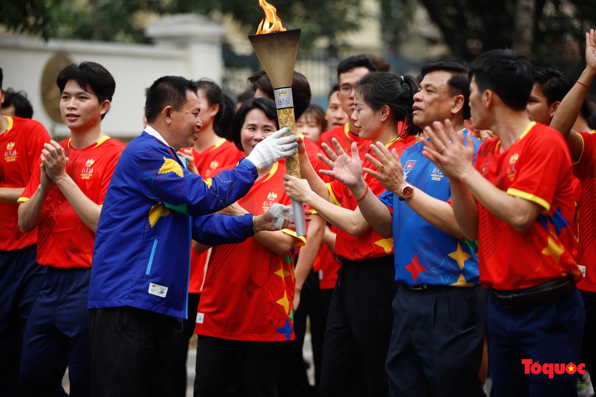 Ngọn lửa SEA Games 32 diễu hành tại Hà Nội - Ảnh 19.