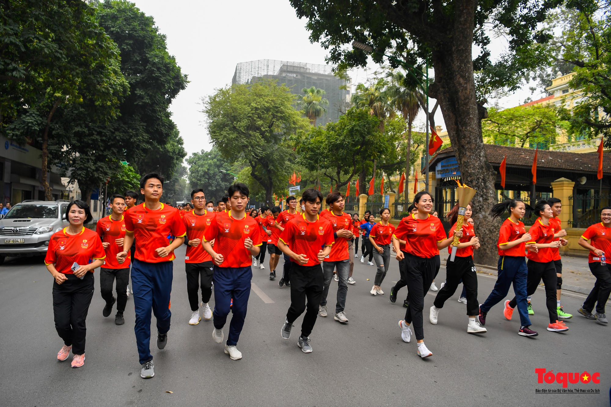 Ngọn lửa SEA Games 32 diễu hành tại Hà Nội - Ảnh 12.