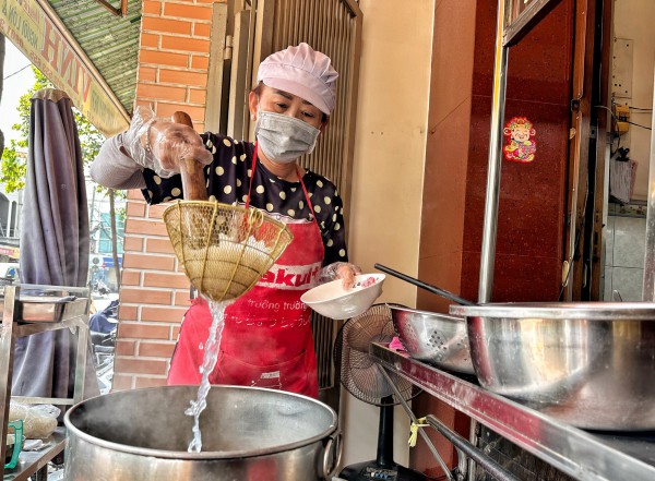 Quán hủ tiếu hồ 60 năm ở TP.HCM: Việt kiều về nước là ghé ăn