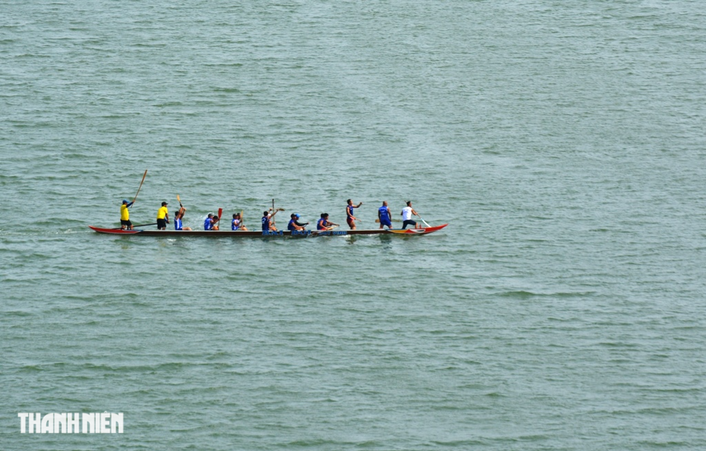 Hàng ngàn người dõi theo giải đua thuyền truyền thống trên sông Hàn