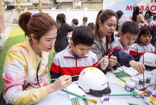 620.000 mũ bảo hiểm dành cho học sinh lớp 1, 2 tại Hà Nội, TP.HCM, Cần Thơ