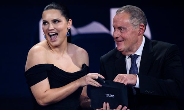 Tranh luận lớn về việc FIFA chọn siêu mẫu làm đại sứ World Cup bóng đá nữ 2023 - Ảnh 1.