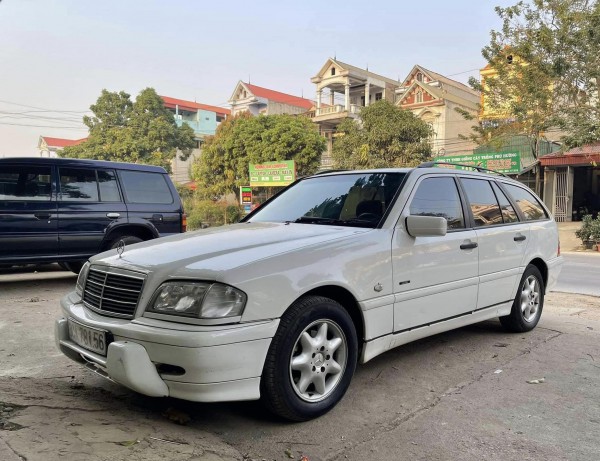 Xe hiếm Mercedes C220d dáng wagon, máy dầu 23 năm tuổi tại Việt Nam Xe hiếm Mercedes C220d dáng wagon, máy dầu 23 năm tuổi tại Việt Nam
