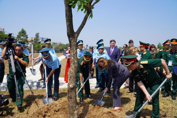 Bàn giao gần 20.000 m3 đất nhiễm dioxin đã được làm sạch tại sân bay Biên Hòa Bàn giao gần 20.000 m3 đất nhiễm dioxin đã được làm sạch tại sân bay Biên Hòa