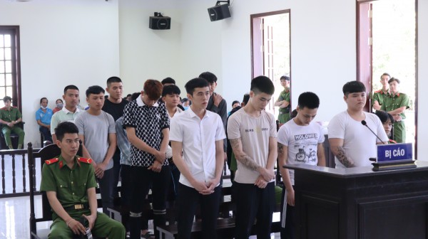 Bình Phước: 14 bị cáo lãnh án trong vụ hỗn chiến làm 1 người tử vong Bình Phước: 14 bị cáo lãnh án trong vụ hỗn chiến làm 1 người tử vong