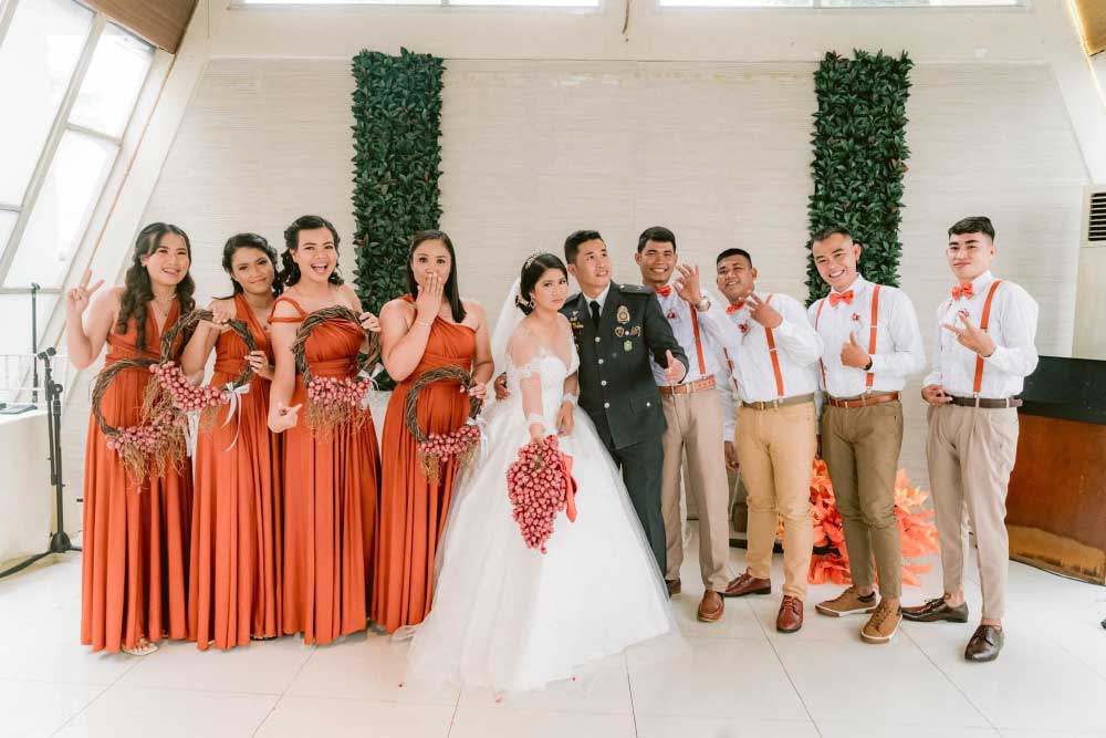 Cặp đôi Philippines dùng... hành củ thay thế hoa đám cưới