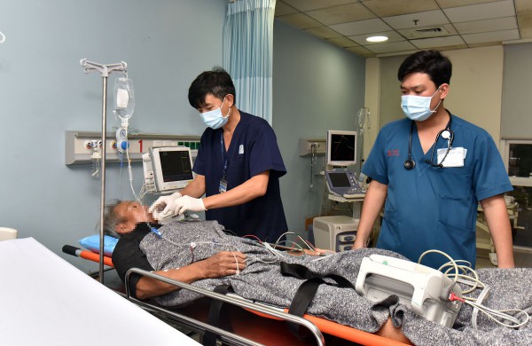 Điều trực thăng cấp cứu ngư dân đột quỵ khi đang khai thác hải sản trên biển