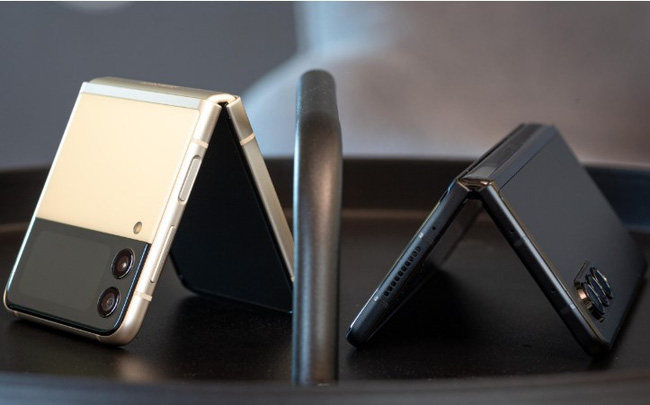 Doanh số bán điện thoại gập lần đầu tiên giảm