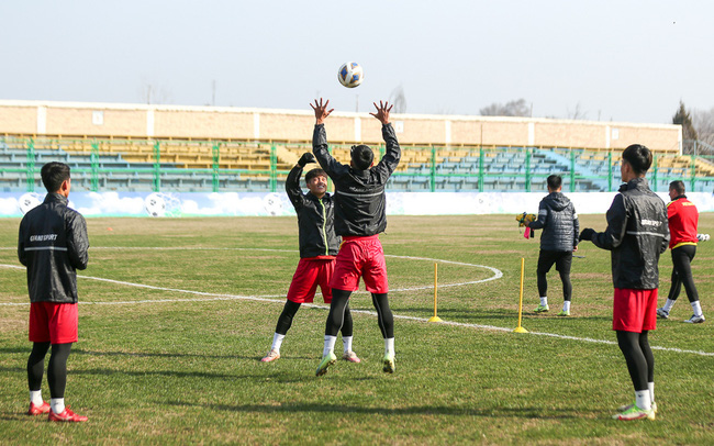 ĐT U20 Việt Nam tập trung cao độ ngay trong buổi tập đầu tiên tại Fergana