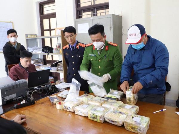 Hà Tĩnh: Bắt nghi phạm thuê xe taxi vận chuyển 11 kg ma túy