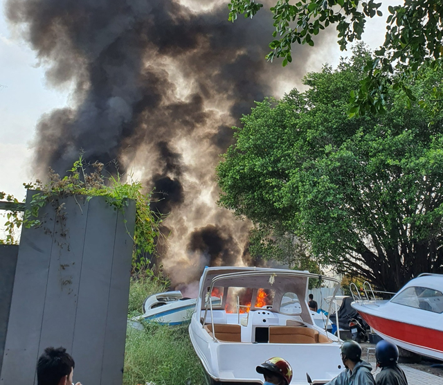 Hiểm họa cháy ở các bãi phế liệu