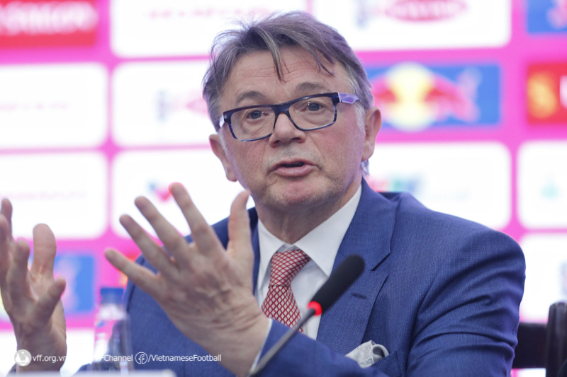 HLV Philippe Troussier: “Tôi không phải bắt đầu từ con số 0…"