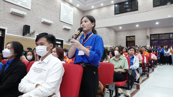 Hoa hậu Thùy Tiên chia sẻ kinh nghiệm học ngoại ngữ