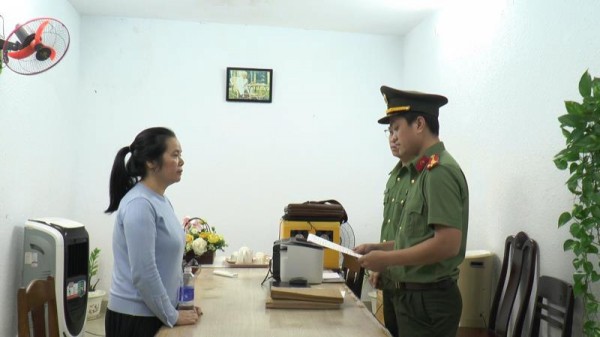 Khởi tố nữ giám đốc đưa người trốn đi nước ngoài bằng visa du lịch
