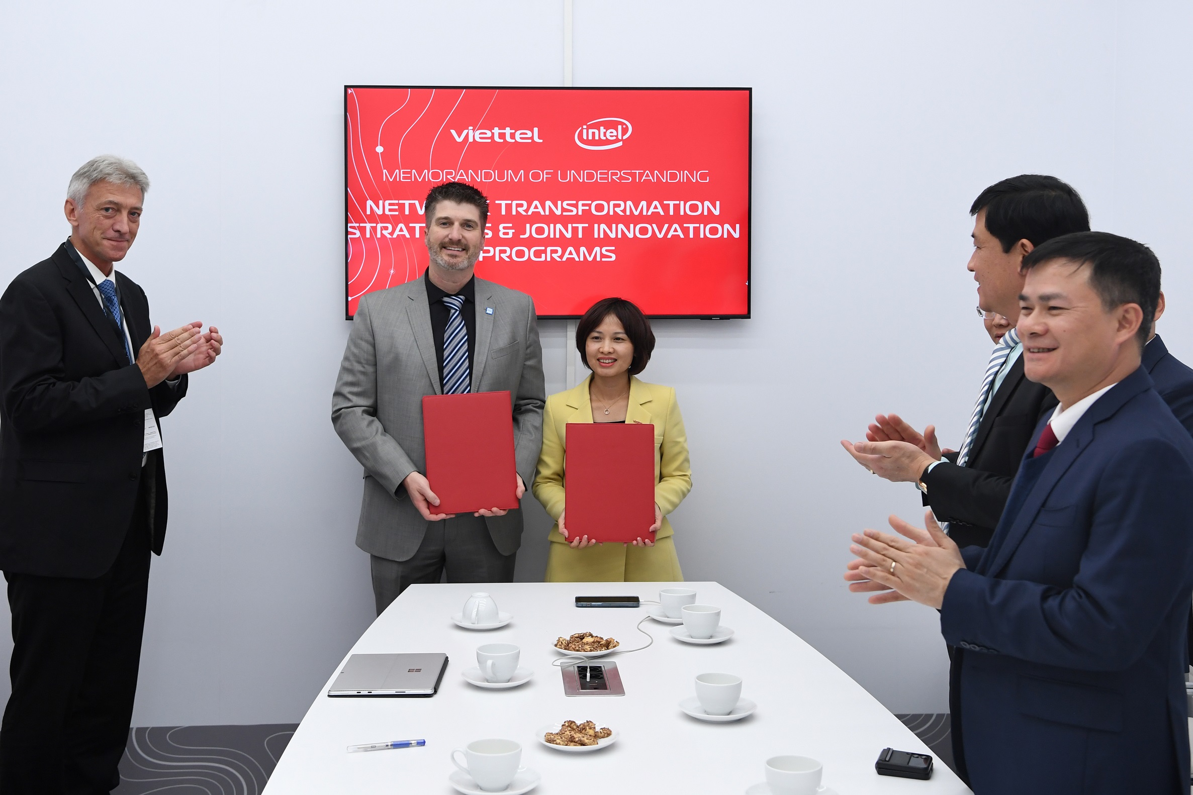 MWC 2023: Viettel và Intel ký kết MOU về hợp tác phát triển công nghệ hạ tầng số