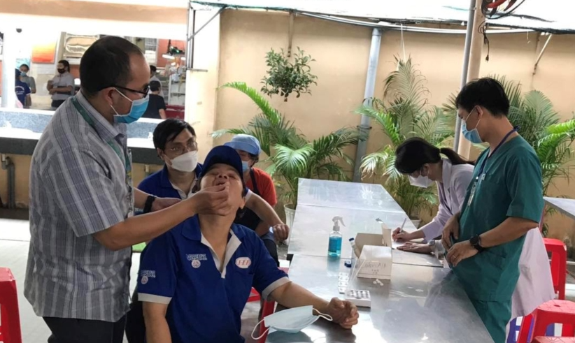 Nguyên nhân hàng trăm học sinh 2 trường ở TP.HCM đau họng, sốt, mệt mỏi, đau đầu