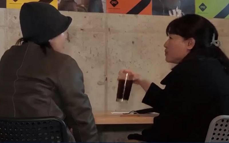 Quán cà phê nằm giữa công trường xây dựng