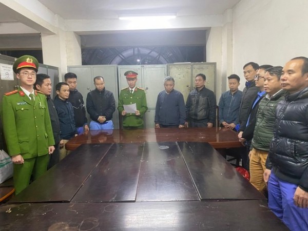 Tạm giữ 18 cán bộ tại 2 trung tâm đăng kiểm ở Gia Lâm, Hà Nội