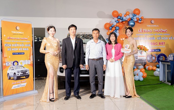 Tôn Đông Á trao giải chương trình quay số trúng thưởng