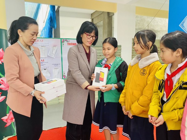 Trao máy tính bảng cho học sinh vùng cao ở Đà Nẵng