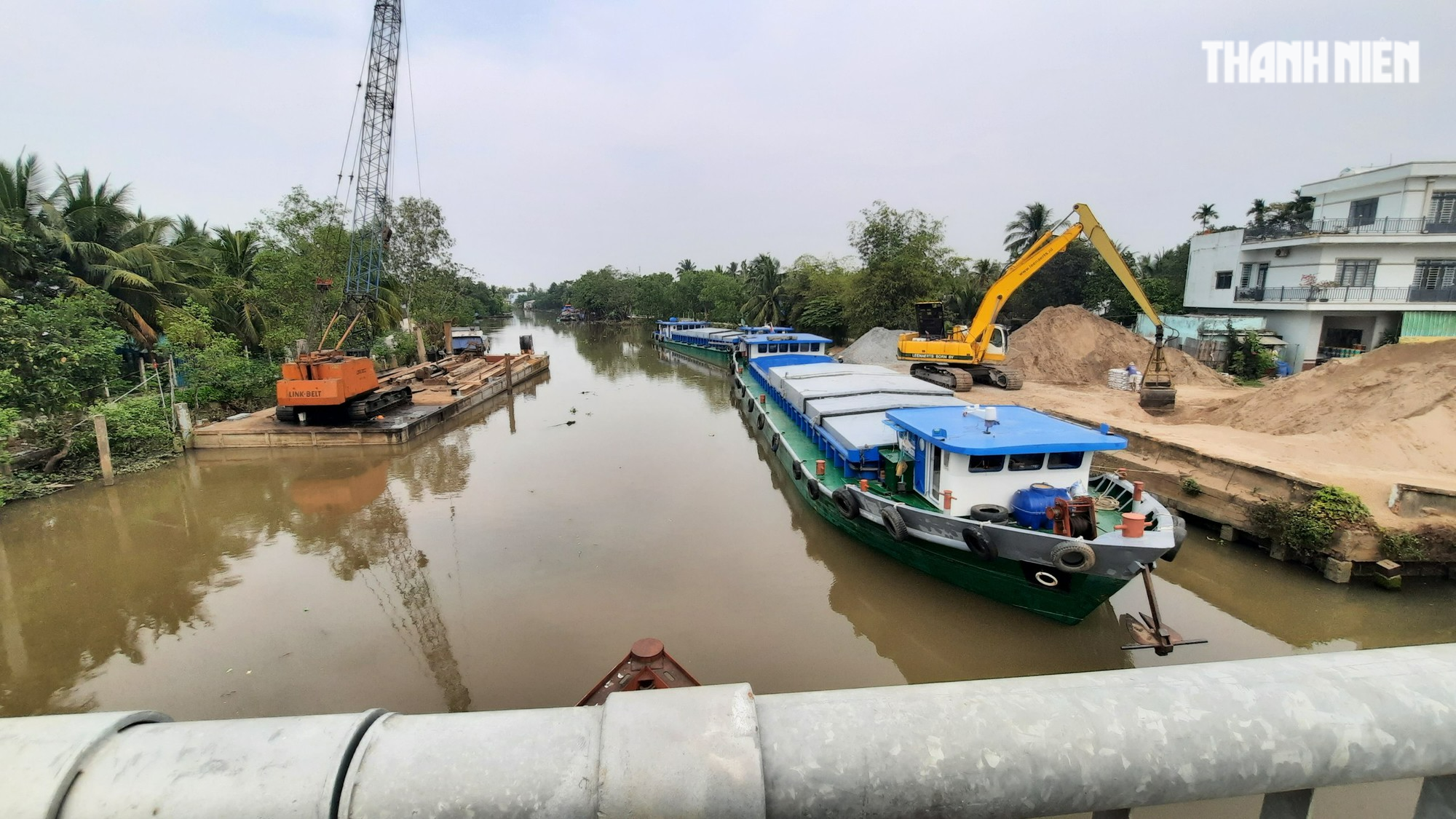 Vĩnh Long: Tự cắm bảng bến thủy, đậu sà lan cạnh QL53 để lên xuống vật liệu
