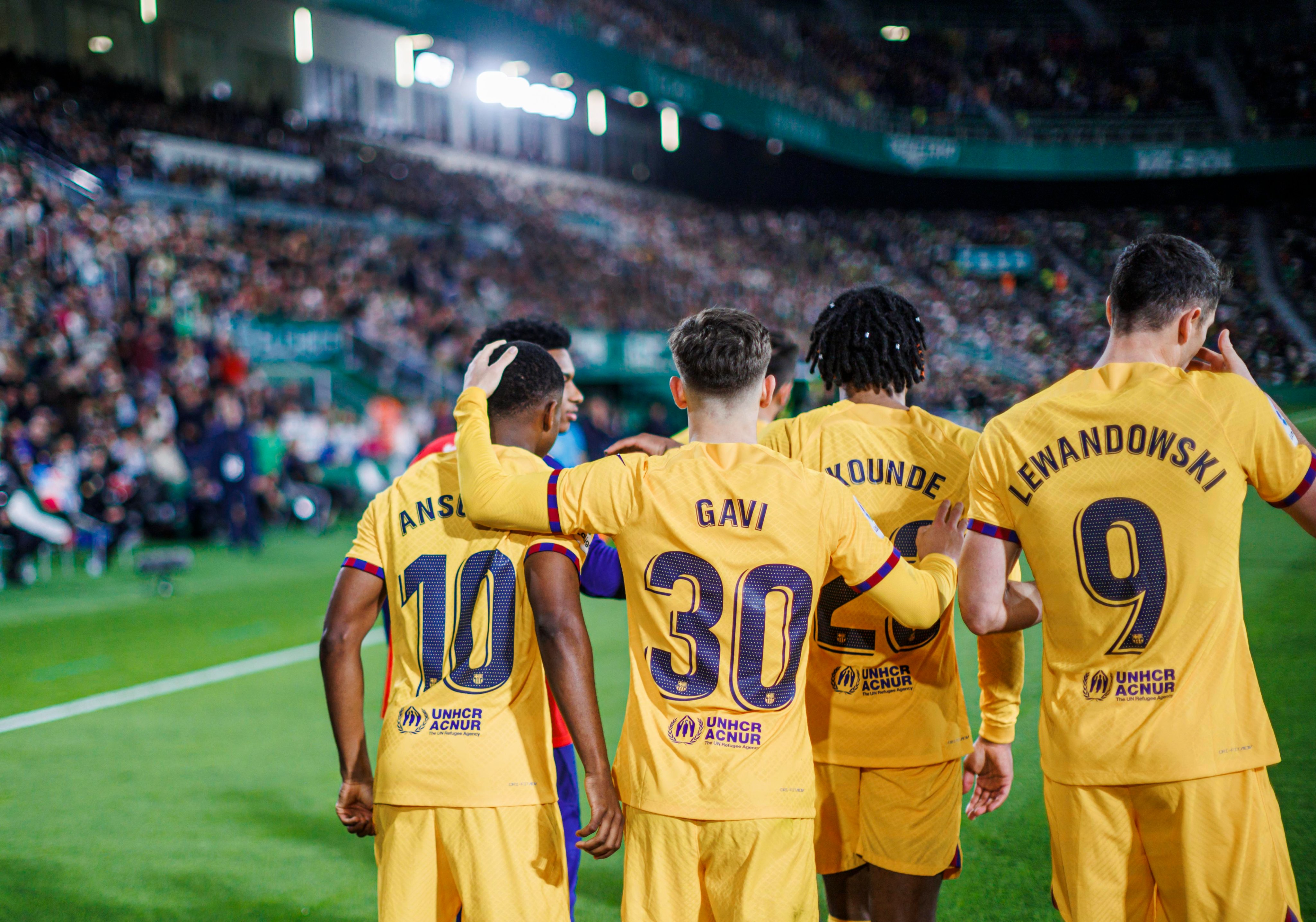 Thắng áp đảo Elche, Barcelona giữ vững ngôi đầu La Liga