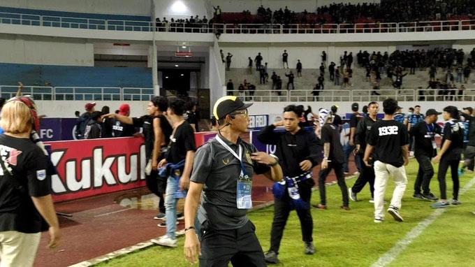 Bóng đá Indonesia lại xảy ra bạo loạn