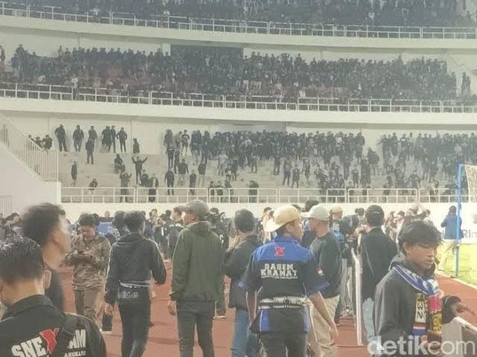 Bóng đá Indonesia lại xảy ra bạo loạn