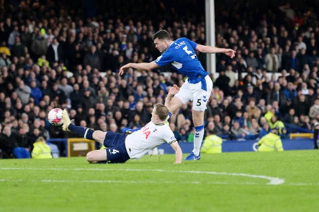 Tottenham đánh rơi chiến thắng trên sân của Everton