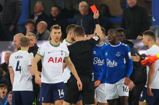 Tottenham đánh rơi chiến thắng trên sân của Everton