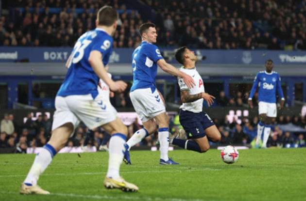 Tottenham đánh rơi chiến thắng trên sân của Everton