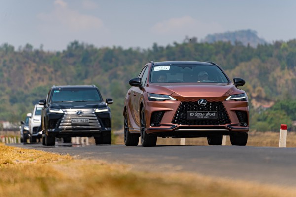 Trải nghiệm dàn xe Lexus từ đại ngàn về miền biển xanh cát trắng Trải nghiệm dàn xe Lexus từ đại ngàn về miền biển xanh cát trắng