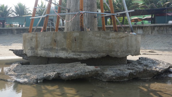 Bất ngờ 5 bàn tay khổng lồ xuất hiện trên bãi biển Hải Tiến Bất ngờ 5 bàn tay khổng lồ xuất hiện trên bãi biển Hải Tiến