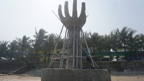 Bất ngờ 5 bàn tay khổng lồ xuất hiện trên bãi biển Hải Tiến Bất ngờ 5 bàn tay khổng lồ xuất hiện trên bãi biển Hải Tiến