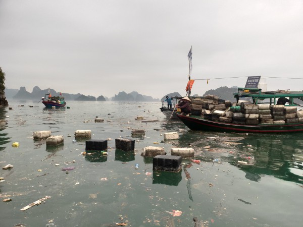 Phao xốp, rác thải  bủa vây vịnh Hạ Long khiến du khách ngán ngẩm
