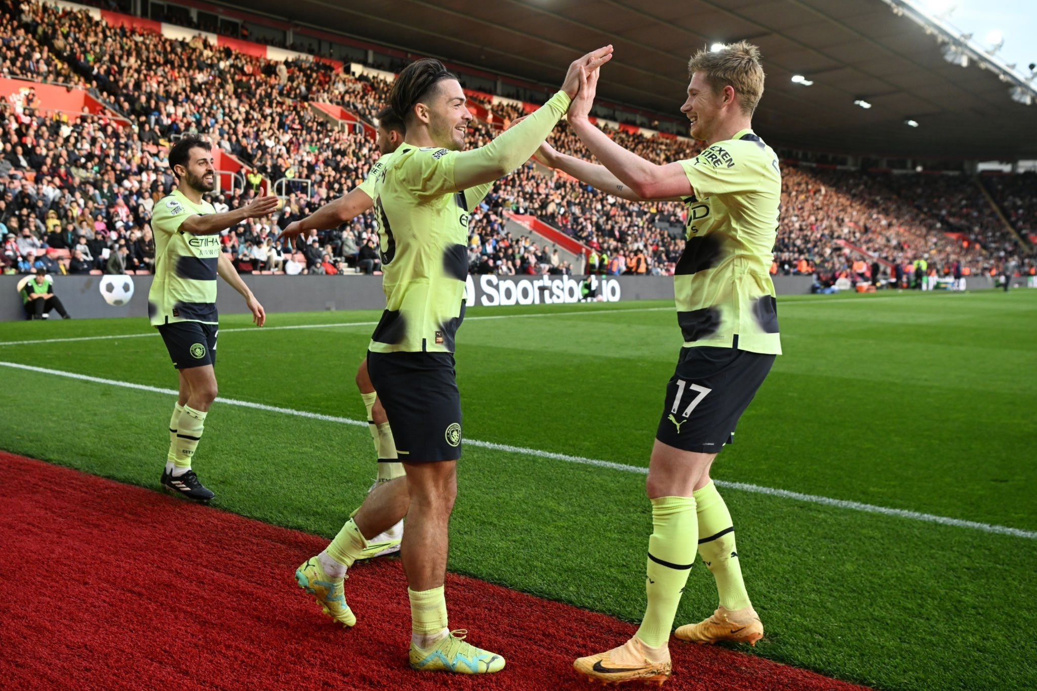 Vòng 30 Ngoại hạng Anh: Thắng dễ Southampton, Man City rút ngắn khoảng cách với Arsenal