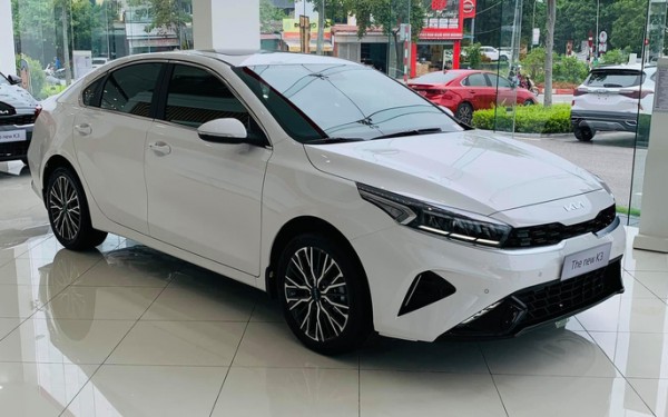Chạy doanh số, xả hàng... ô tô sedan hạng C tại Việt Nam ồ ạt giảm giá