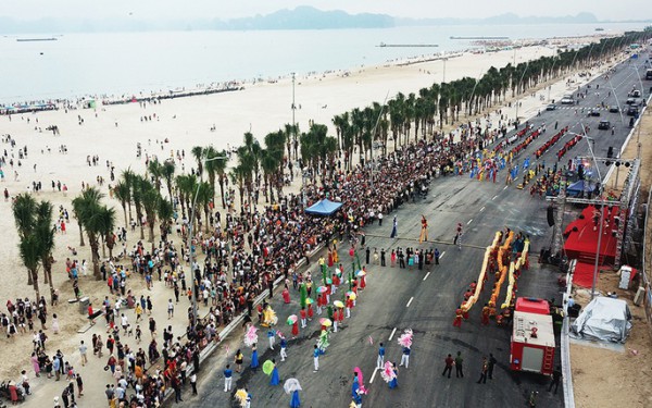 Đen Vâu trở lại quê hương biểu diễn tại Carnaval Hạ Long 2023 Đen Vâu trở lại quê hương biểu diễn tại Carnaval Hạ Long 2023