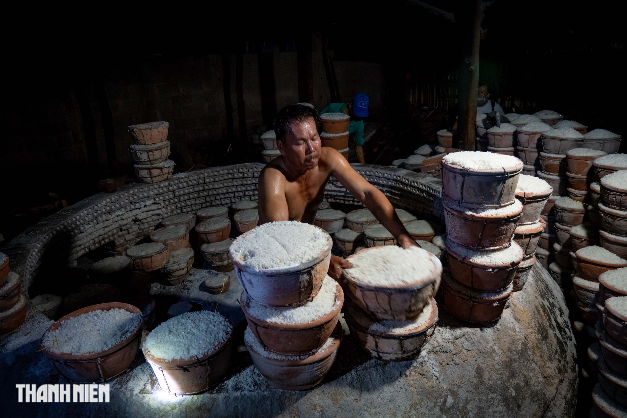 Độc đáo nghề muối hầm trăm năm nức tiếng miền Trung