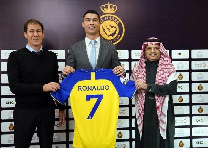 HLV Al Nassr mất việc sau tin đồn mâu thuẫn với Ronaldo