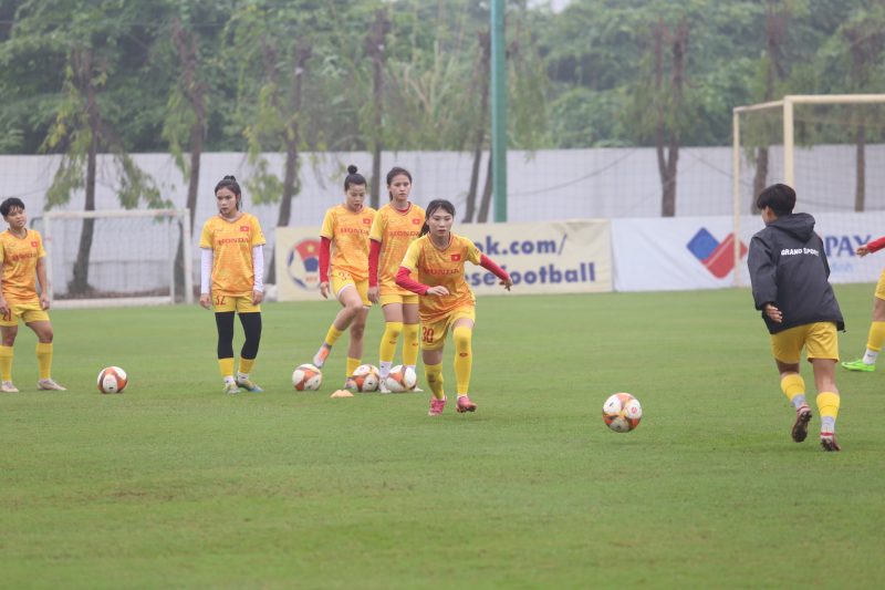 ĐT nữ Việt Nam duy trì tập luyện cường độ cao dù thời tiết bất lợi