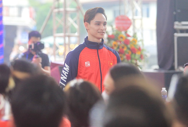 Dàn VĐV thể thao Việt Nam hoá người mẫu, đọ dáng trong bộ trang phục mới tại SEA Games 32 - Ảnh 3. Dàn VĐV thể thao Việt Nam hoá người mẫu, đọ dáng trong bộ trang phục mới tại SEA Games 32 - Ảnh 3.