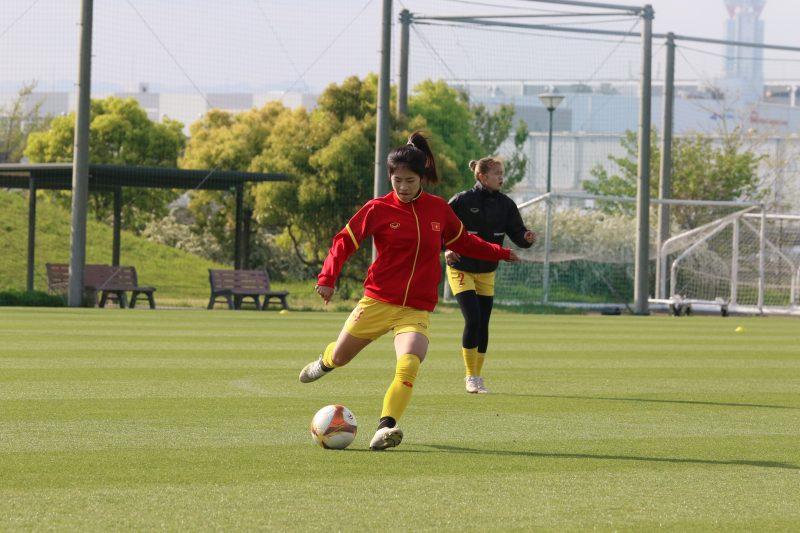 ĐT nữ Việt Nam hào hứng với buổi tập đầu tiên tại Osaka