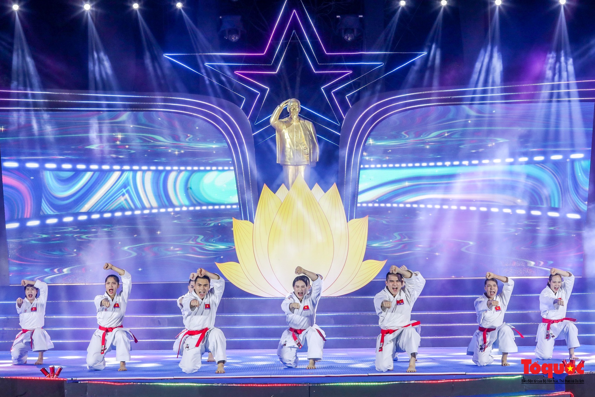 Khí thế hào hùng tại Lễ xuất quân đoàn TTVN dự SEA Games 32 - Ảnh 19. Khí thế hào hùng tại Lễ xuất quân đoàn TTVN dự SEA Games 32 - Ảnh 19.