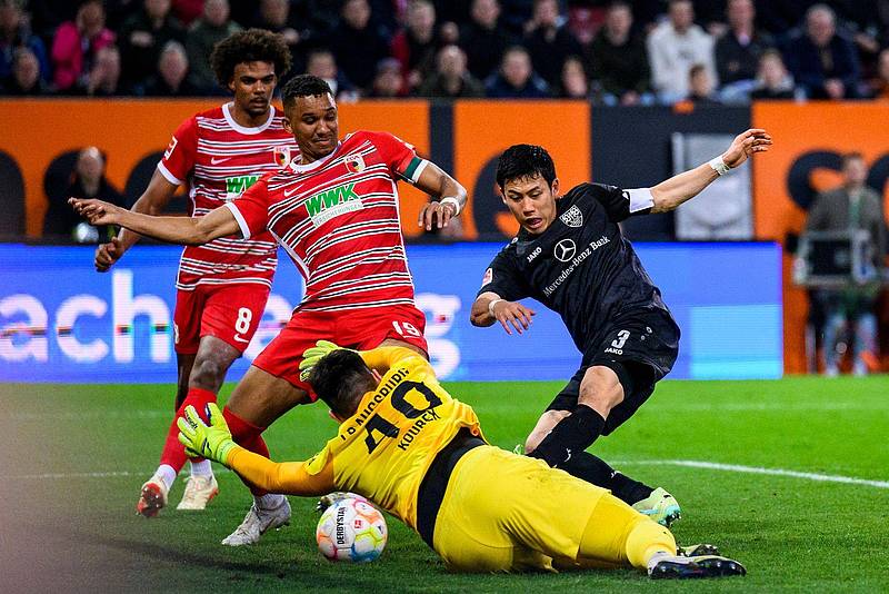 Augsburg chia điểm cùng Stuttgart trên sân nhà