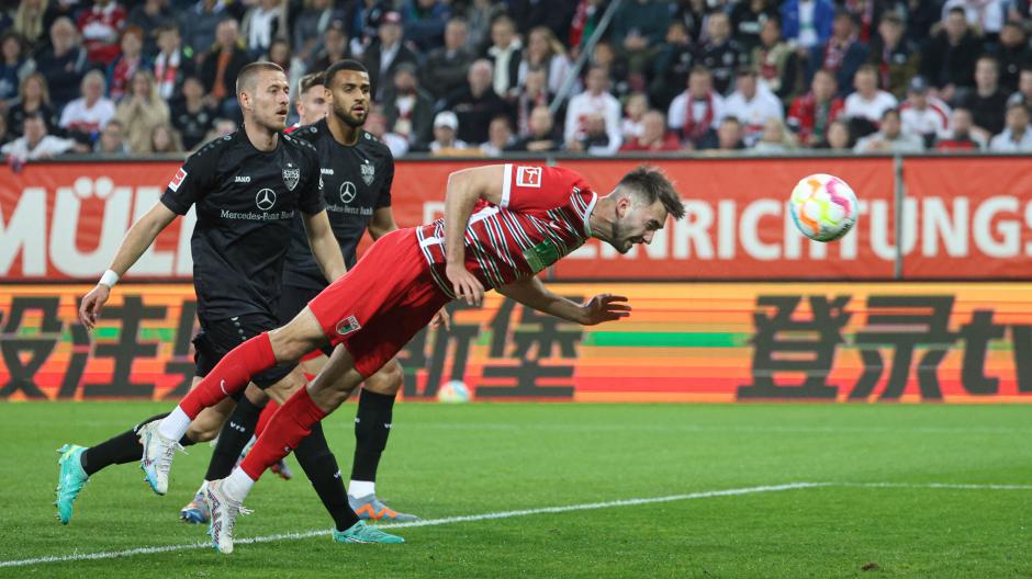 Augsburg chia điểm cùng Stuttgart trên sân nhà