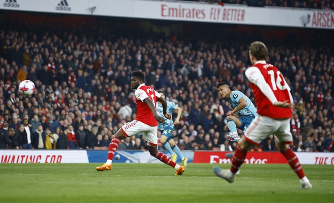Hòa đội cuối bảng, Arsenal nguy cơ mất ngôi đầu Hòa đội cuối bảng, Arsenal nguy cơ mất ngôi đầu
