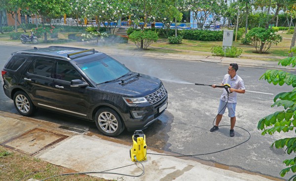 4 điều không nên làm khi tự rửa ô tô tại nhà giữa mùa nắng nóng 4 điều không nên làm khi tự rửa ô tô tại nhà giữa mùa nắng nóng
